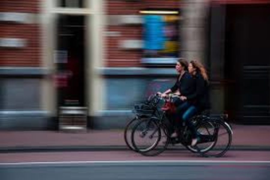 In Italia cresce l’uso delle auto e crolla la vendita di bici.